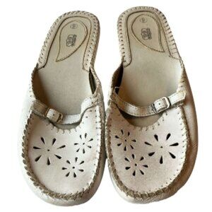 Route 66 White Leather Sandals - Floral Cutouts - Buckle Detail - Size 9 (673-1)